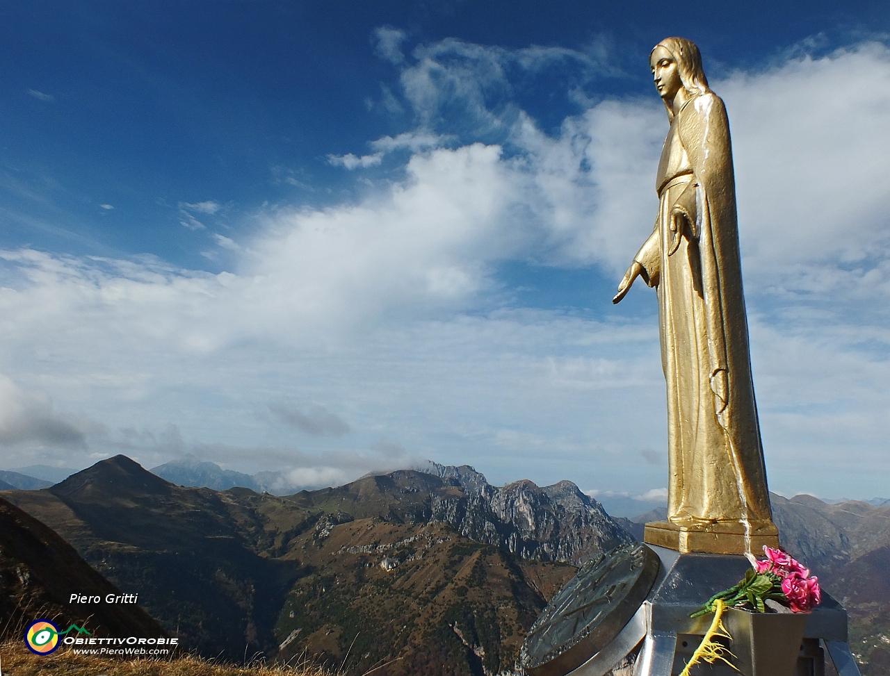 40  Madonnina del Baciamorti con vista in Sodadura e Zuccone Campelli.JPG